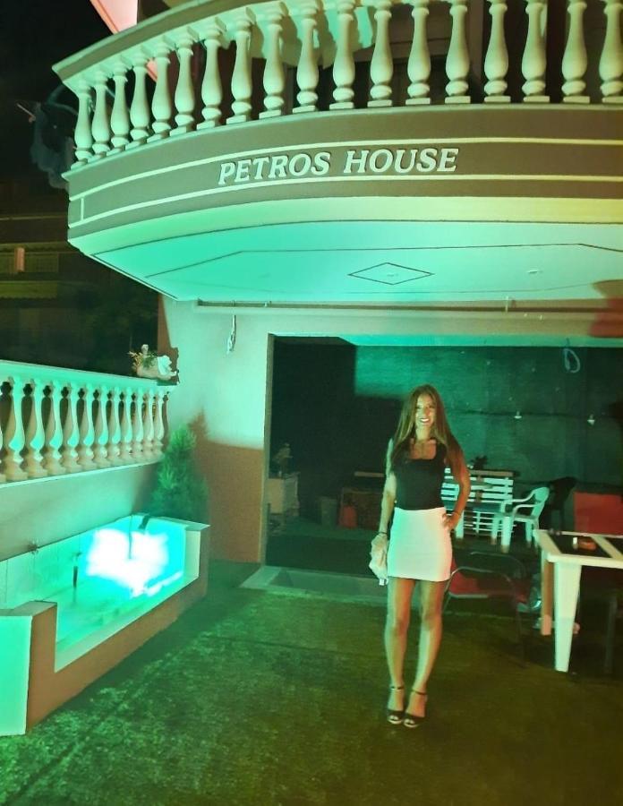 萨尔蒂Petros House公寓式酒店 外观 照片