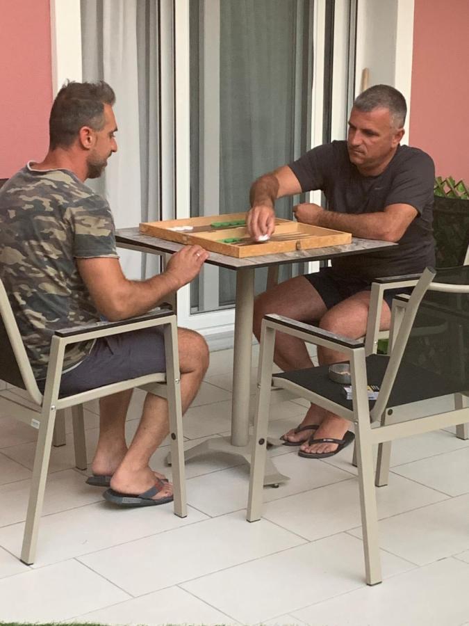 萨尔蒂Petros House公寓式酒店 外观 照片