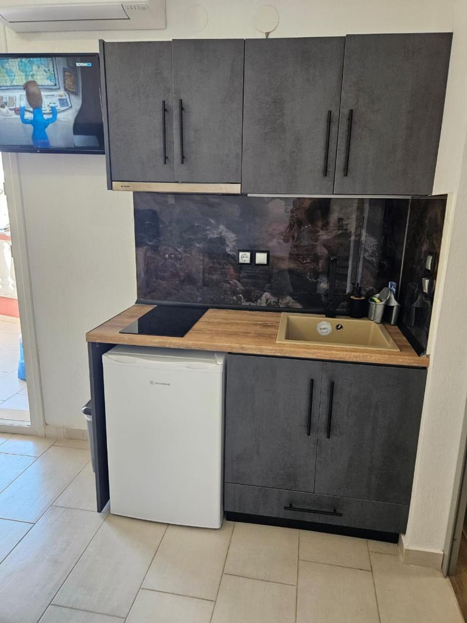 萨尔蒂Petros House公寓式酒店 外观 照片