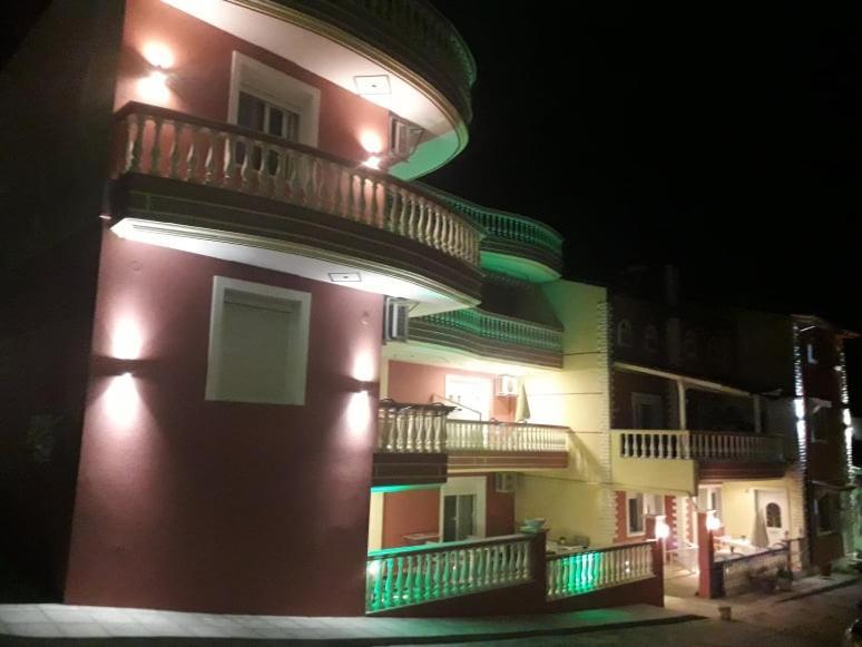 萨尔蒂Petros House公寓式酒店 外观 照片